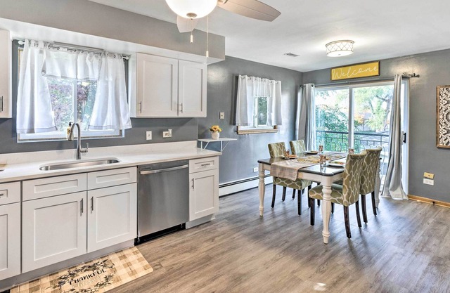 Updated Apartment ~ 13 Mi to Downtown Chicago