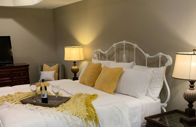 🌼 Updated Clean, Cozy, Comfy, King bed, close to Airport and Pinewood Studios!