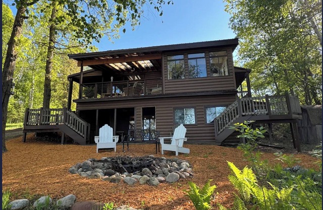 Updated, fully-furnished 3+bedroom lake front cabin in beautiful Pequot Lakes.