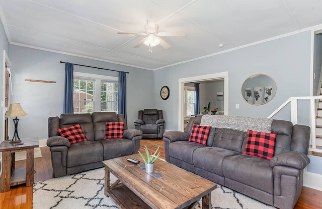 Updated historic 3b1.5b house minutes from old downtown w/ deck & work space