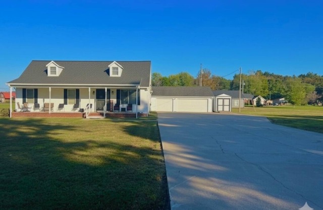 Updated home, clean, comfy, huge driveway! Just minutes from KY Lake, food & fun