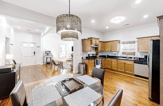 Updated home with porch, private parking & AC - minutes to ATL & near airport