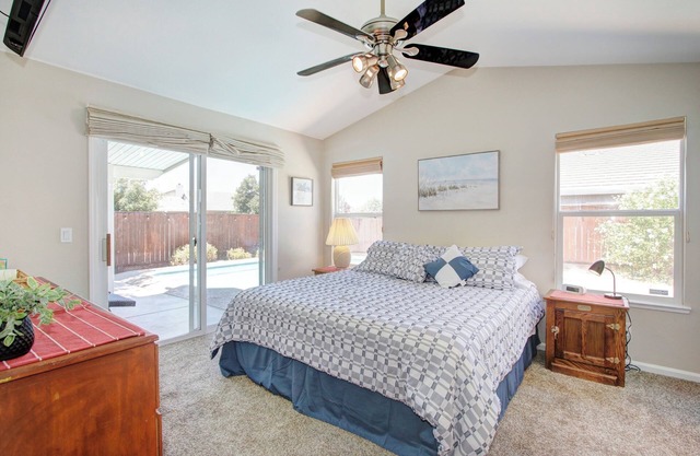 Updated House - King Bed, Pool & Hot Tub in a quiet family friendly neighborhood