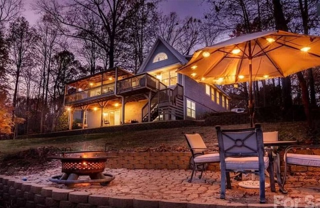 Updated House W/ Fire Pit & Game Room, Sleeps 20