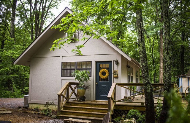 Casa hermosamente actualizada en un lago privado cerca de Tryon y Asheville