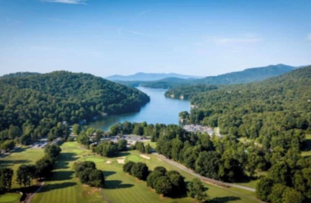 Updated Studio Condo at Rumbling Bald Resort