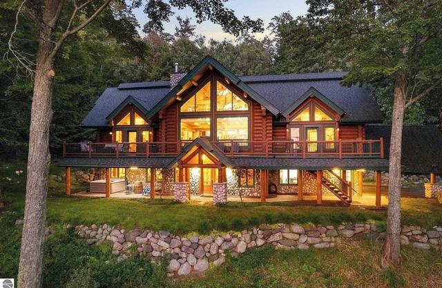 UpNorth Chalet: Hot Tub, Game Room & Sauna