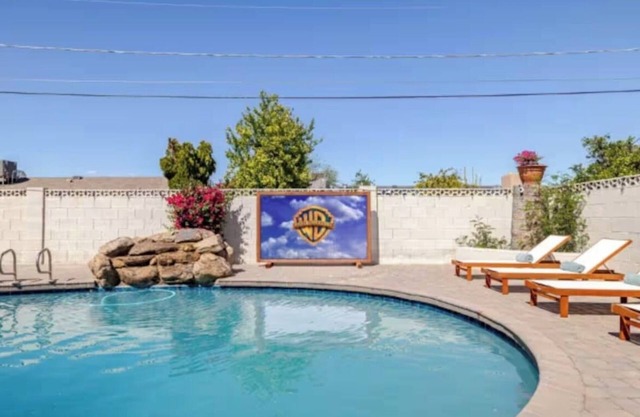 Upscale 4-Bed Cozy Retreat with Hot tub, Pool & Outdoor theatre