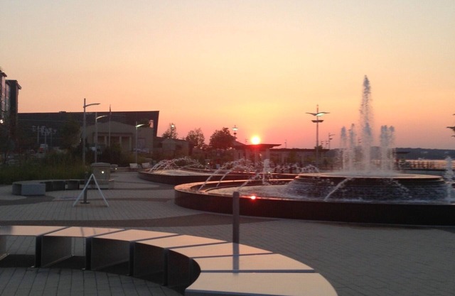 Estudio frente al río todo incluyendo hermosos atardeceres del río Ohio
