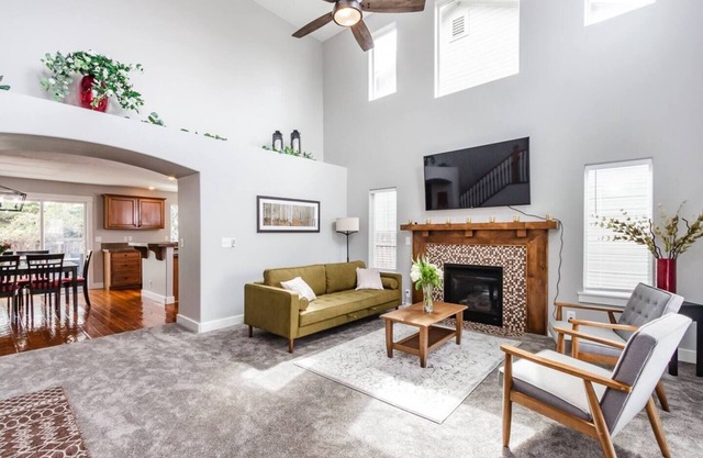 Upscale House with Fire Pit in NW Meridian