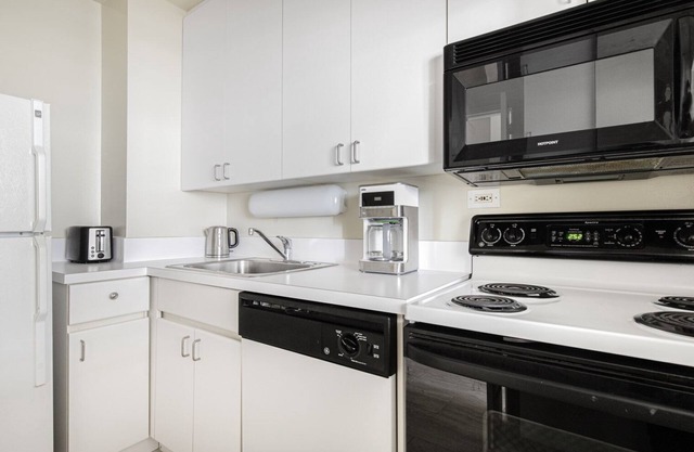 Upscale Lakeview Studio w/ Rooftop Pool near Wrigley Field, by Blueground