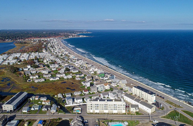 Upscale waterfront condo short walk to North Beach