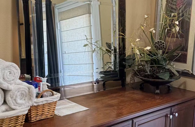 Upstairs 2BR Retreat / Balcony, Pool & Hot Tub