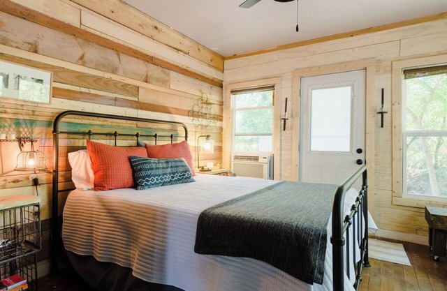 Urban Cottage. Walkable. Sweet Spring Stay