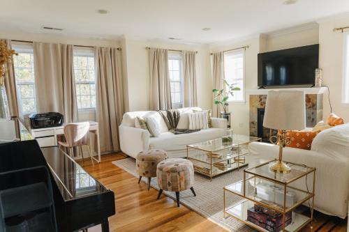 Urban Downtown Stamford Home 45 min to NYC with Garage And Yard