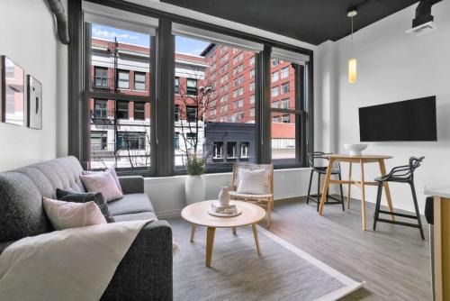 Urban Modern Living Downtown w Free Coffee and WiFi