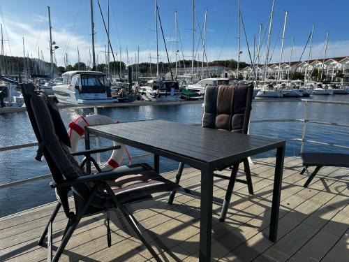 Urlaub auf dem Wasser mit einmaligen Ausblick - WELL Hausboote Boltenhagen 10