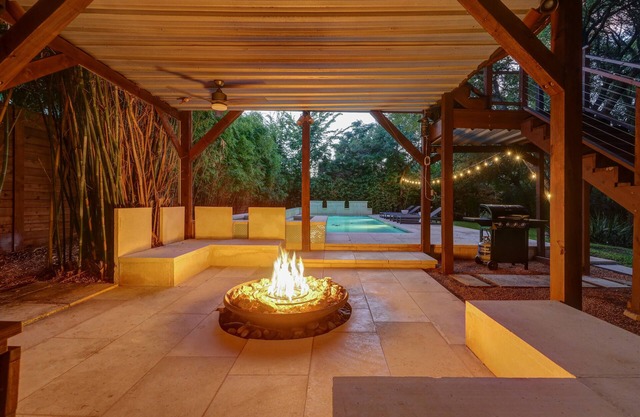 UT Football Fave - Fire Pit, Hot Tub, Pool, More!