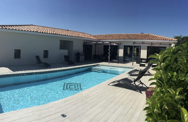 UZES and its surroundings VILLA 5 Stars for 8 people