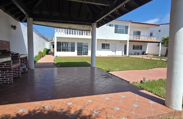 VACARDI Beach front Roomy 5 Bd, 5 Ba, 1 studio 2 Story House large yard jacuzzi