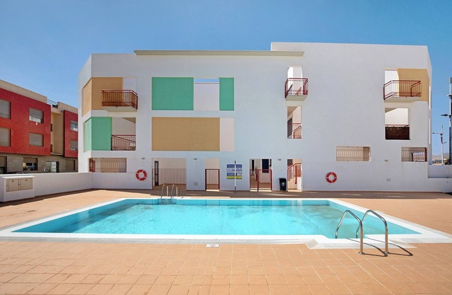 Apartamento de vacaciones 'Lancelot' con piscina compartida y Wi-Fi