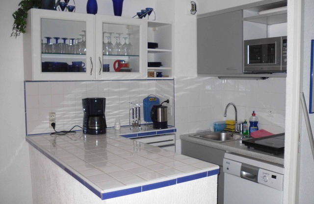 Apartamento en un pequeño condominio con piscina, plaza de garaje, logia y terraza