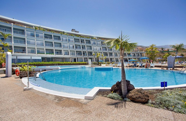 Apartamento de vacaciones 'Casa Ana' con vistas al mar y al Teide, piscina compartida y Wi-Fi