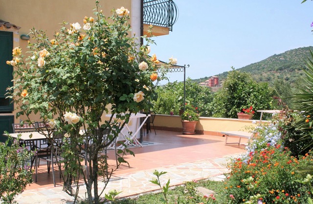 Vacation apartment in former winery with sea view