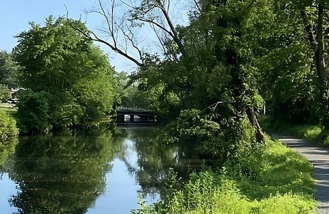 Vacation Day Is Always A Great Idea! Enjoy Comfortable unit with Kitchen