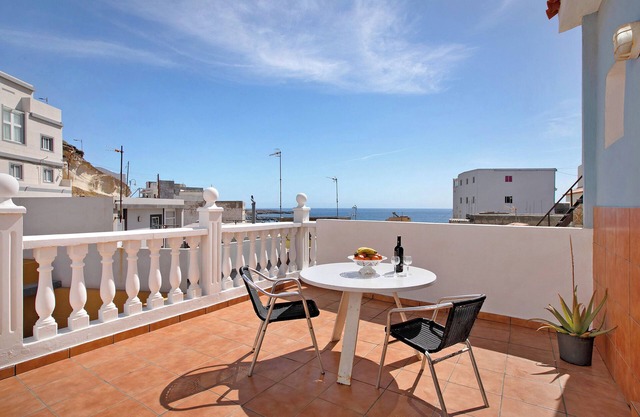Casa de vacaciones "Atico Las Arenas" con vistas al mar, terraza privada y Wi-Fi