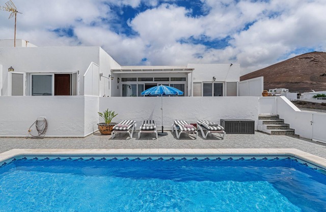 Casa de vacaciones 'Casita Canaria' con vistas al mar, piscina privada y Wi-Fi