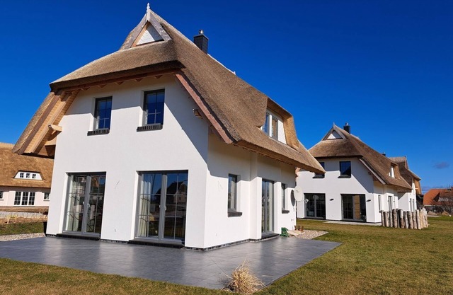 Vacation home "Distelfink" in Dranske / Lancken - thatched roof house with Bodden view,