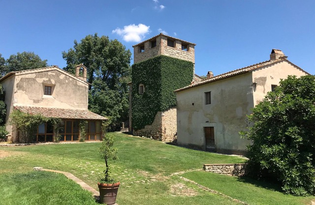 Histórico, totalmente restaurado Borgo con pequeña iglesia, naturaleza y lago