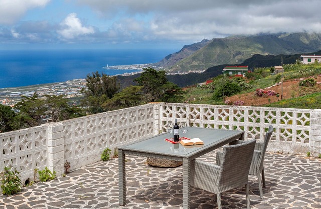 Casa de vacaciones 'Los Dragos Y Volcán' con vistas al mar, terraza privada y Wi-Fi