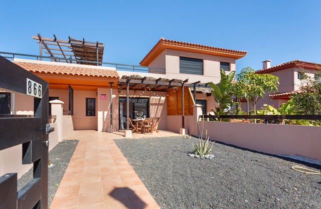Casa de vacaciones 'Sweet Home Majanicho' con vistas al mar, piscina compartida y Wi-Fi