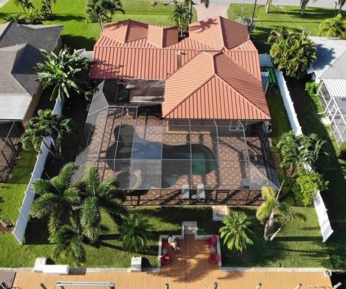 Vacation in comfort pool waterfront boat rental