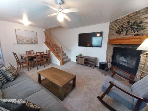 Valley Condo 101 Creekside - End Unit - Wi-Fi - Hot Tub - Fireplace - Washer - Dryer - Playground
