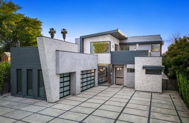 Vanalden - Luxury Estate, Gated with Entertainer's Backyard