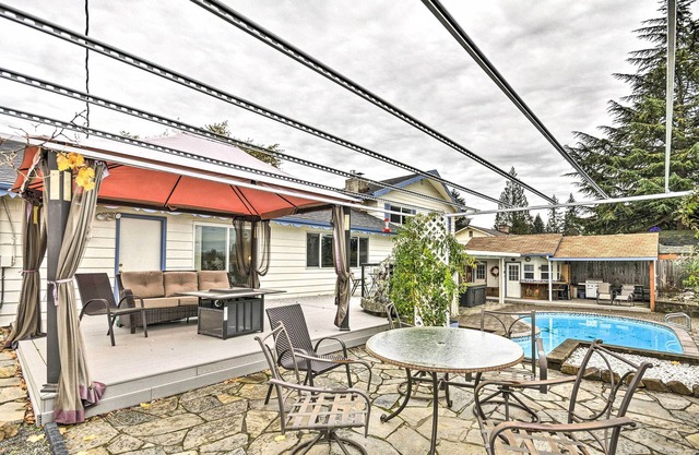 Vancouver Home w/ Hot Tub < 15 Mi to Portland!