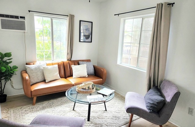 Vanellie House-Modern cozy home-relaxing backyard