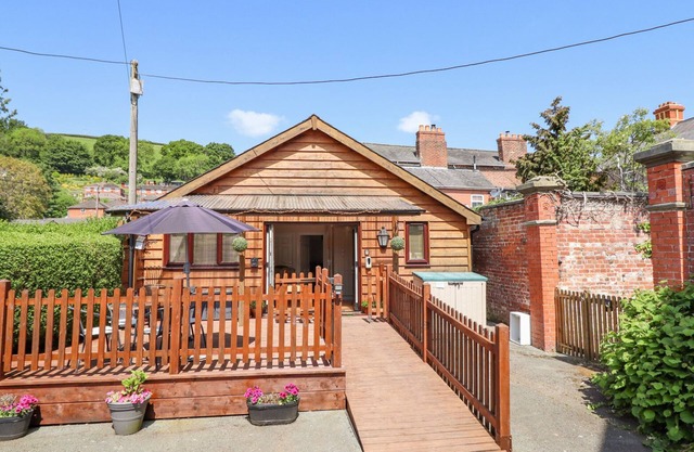 VARLEY VILLA, pet friendly, character holiday cottage in Newtown