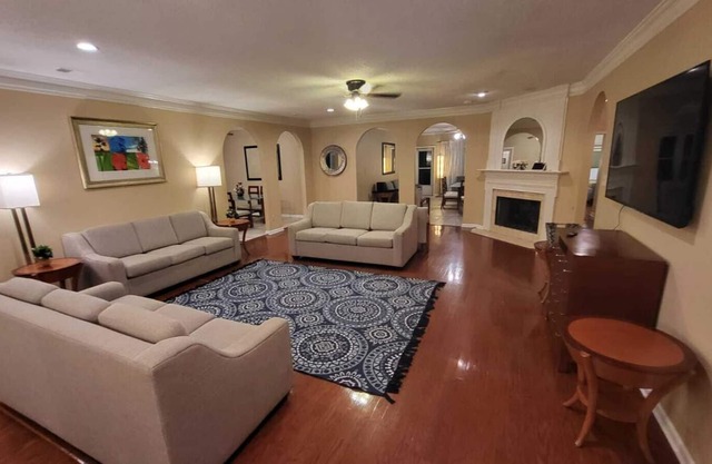 Vast Lake Front Estate with Pool in Greater Memphis