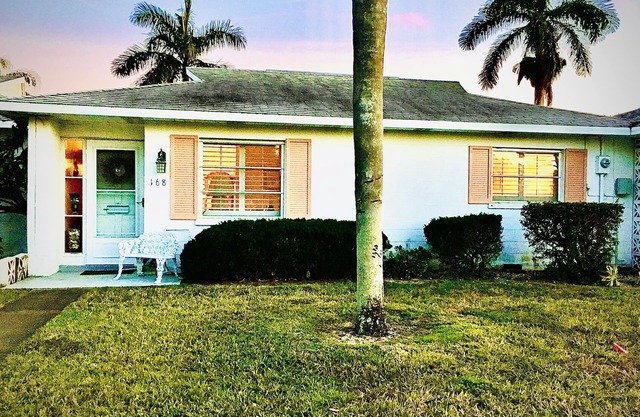 ¡NUEVO LISTADO! Sereno refugio en la isla de Venecia cerca de las playas con piscina climatizada compartida