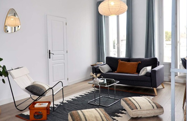 Very bright nest with balcony near hypercenter