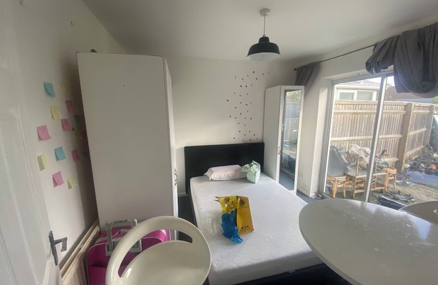 Very comfortable Single and Double room with Garden view for rent