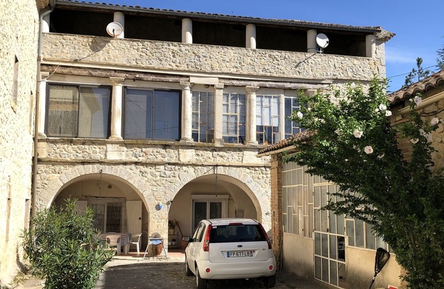 VERY LARGE 5-ROOM PROVENCAL-STYLE APARTMENT IN LARGE STONE FARMHOUSE
