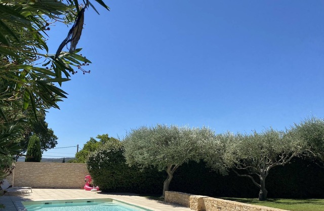 Muy bonita casa con aire acondicionado - piscina privada - barrio muy tranquilo.