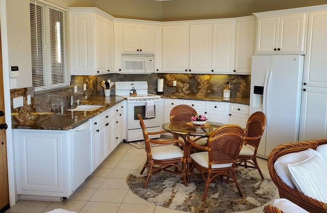 Very Private Detached Guest House with Amazing Views & Garage.