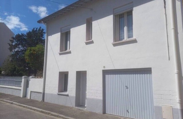 Very quiet family home a stone's throw from the town center.