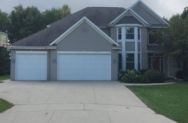 Very Spacious 5 BR Home 15 min drive to Lambeau!